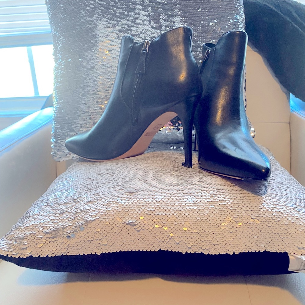 New black pointy toe Ankle boots